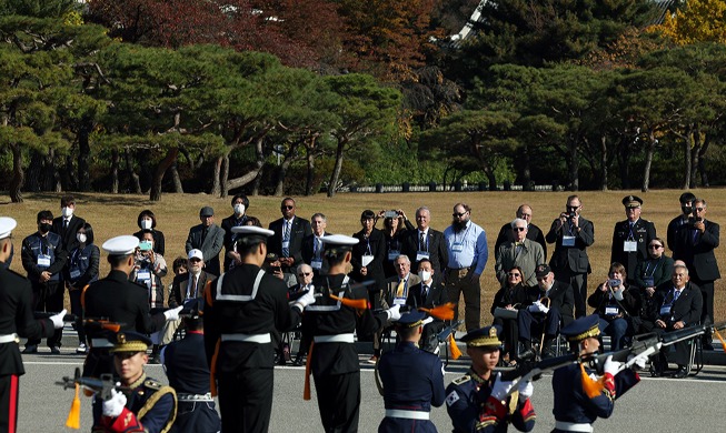 儀仗隊の公演を観る国連司令部服務将兵ら