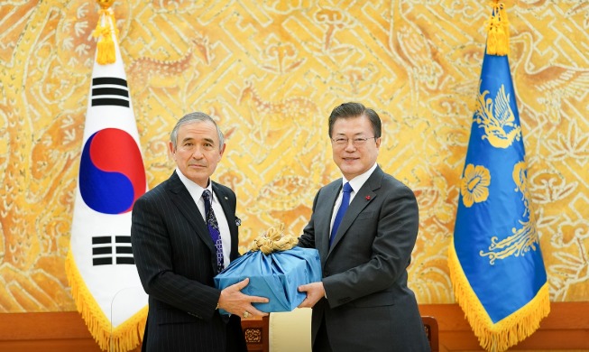 文大統領 離任の駐韓米大使に韓国伝統酒をプレゼント