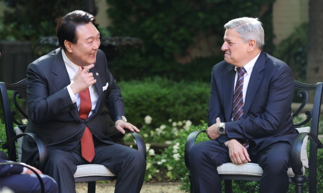 Netflix　韓国に２５億ドル投資表明、　尹大統領とCEO面会
