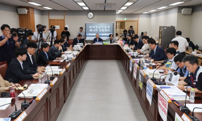 来年度最低賃金、時給1万700ウォンに決定 