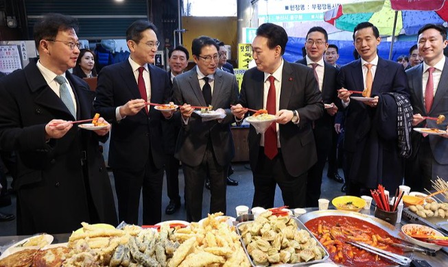 尹大統領、企業トップらと釜山カントン市場訪問