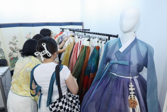 韓服の魅力を堪能する来場者たち 