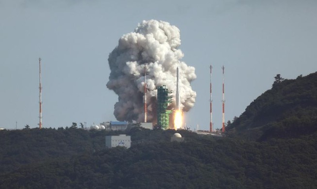 打ち上げられる韓国初の国産ロケット「ヌリ号」