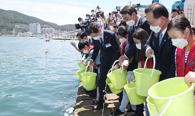【写真で見る韓国】海の日に稚魚放流