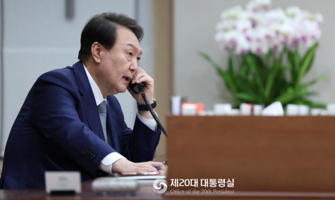 韓日首脳が電話会談 対北問題で協力