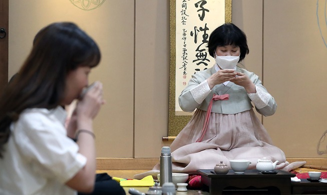 【写真で見る韓国】端午を迎えて茶道体験