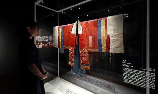 朝鮮王室の女性婚礼服、「闊衣」を展示