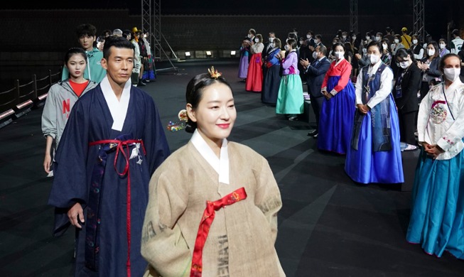 【写真で見る韓国】景福宮で開かれたアップサイクル服のファッションショー