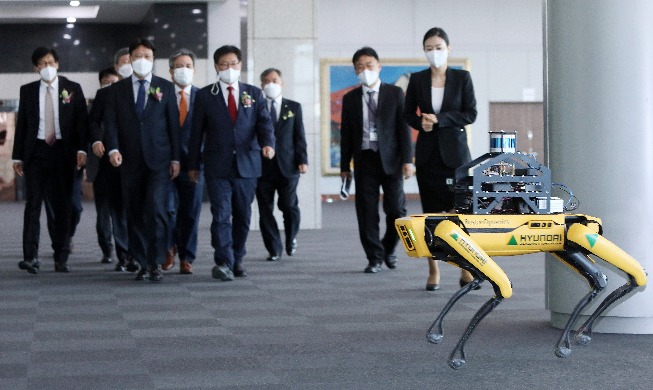 【写真で見る韓国】案内するＡＩロボット