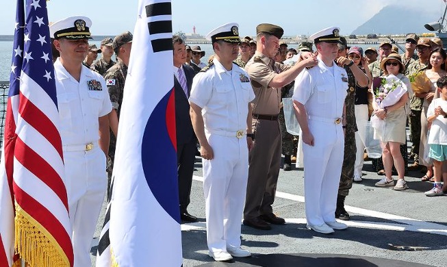 韓国の艦上で初めて開かれた米海軍の進級式