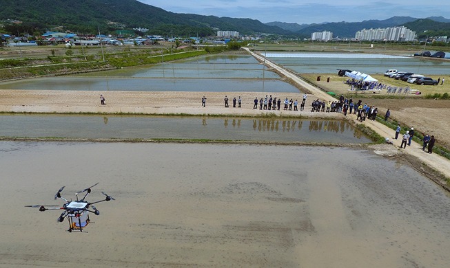 【写真で見る韓国】大型の農業用ドローンで種まき実験