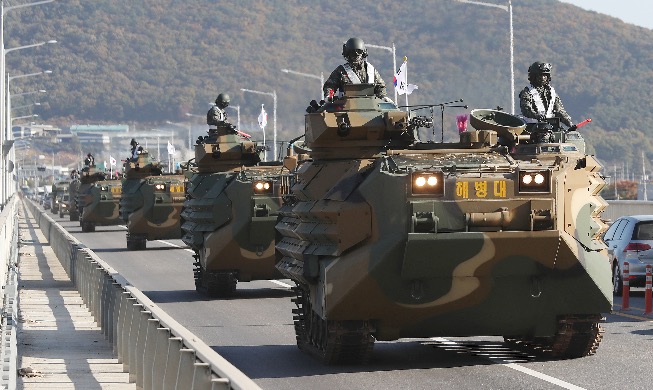 【写真で見る韓国】訓練は実践の如く　前進する海兵隊の水陸両用攻撃車両