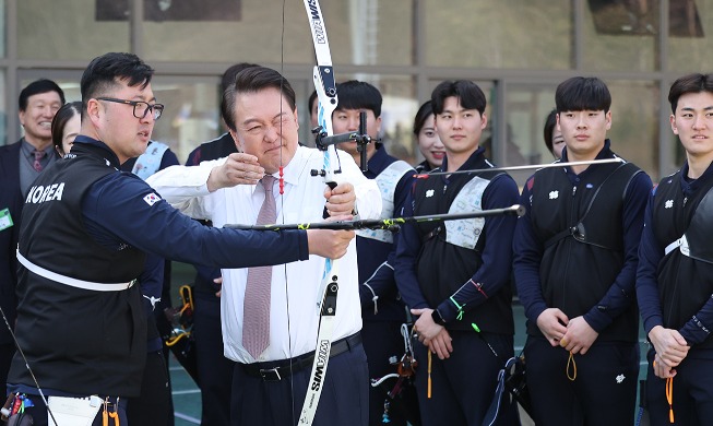 弓を引く尹大統領