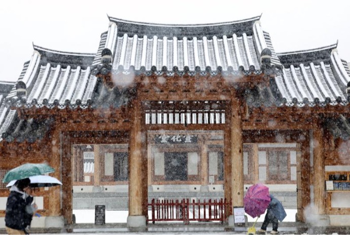 瓦屋根を彩る雪の花