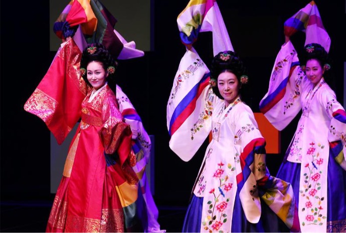 舞踊団による「太平舞」