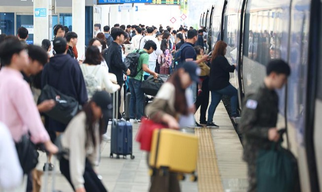 帰省客にぎわうソウル駅