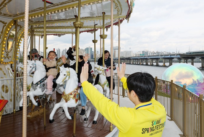 漢江公園で楽しむメリーゴーランド