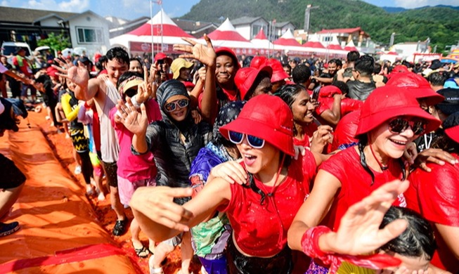 夏の風物詩となった華川トマト祭り