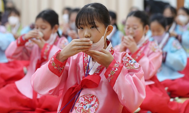 茶道学ぶ小学生たち