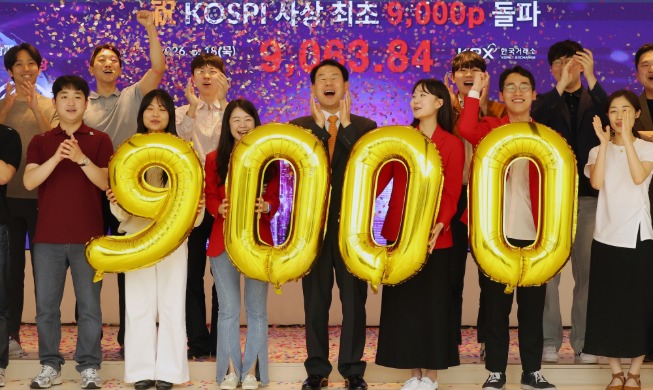 コスピ、史上初の９０００突破