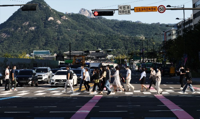 【写真で見る韓国】秋夕連休明けに出勤する市民