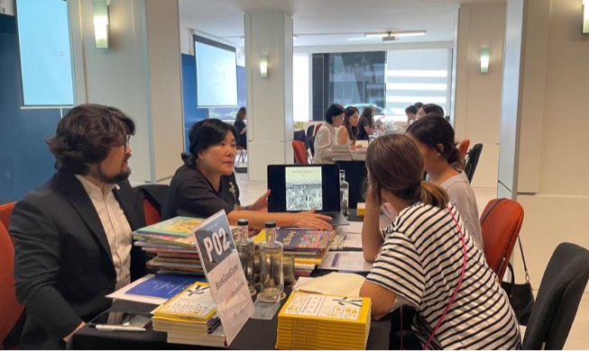 チェコ・ポーランドで図書展を開催