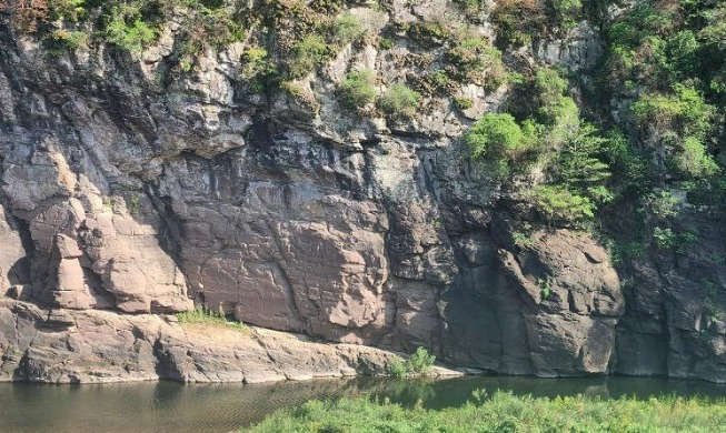 岩に刻まれた７０００年前の暮らし、世界文化遺産「盤亀川の岩刻画」