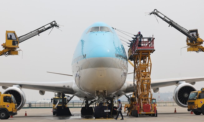 「丸洗い」される飛行機