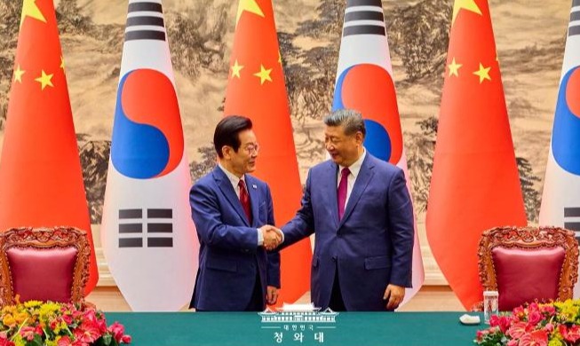 中国、西海ＰＭＺ構造物の一部を移動中