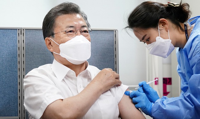 文大統領夫妻が新型コロナワクチン接種
