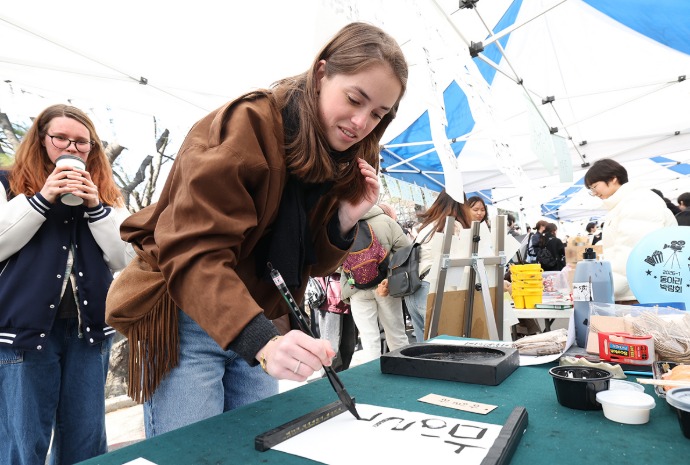 新学期スタート、キャンパスに墨の香り