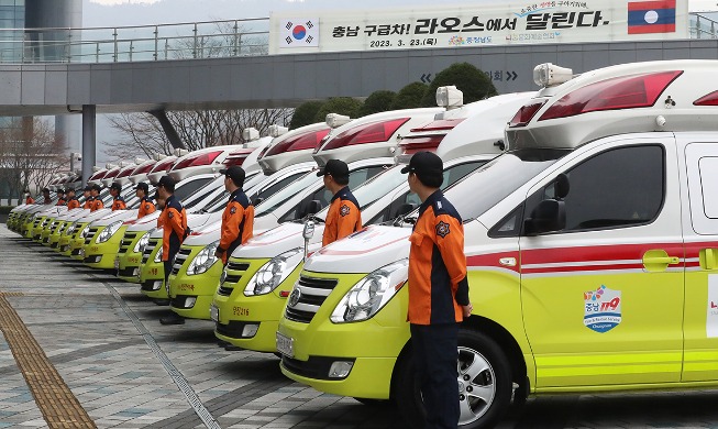 ラオスに派遣される韓国の救急車