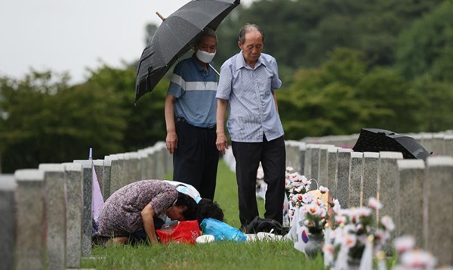 韓国戦争72周年 参拝する人々