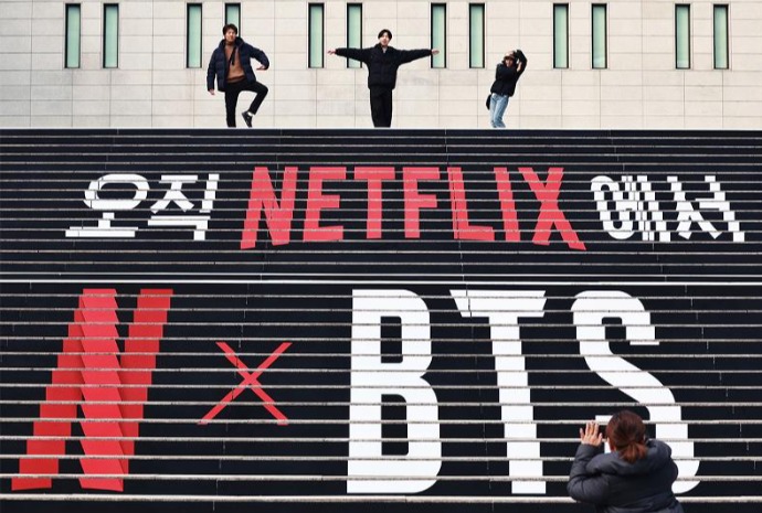 ＢＴＳのラッピングを背景に記念撮影