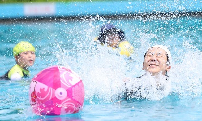 暑い夏にはプールで水遊び