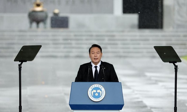 「顕忠日」記念式典で演説する尹大統領