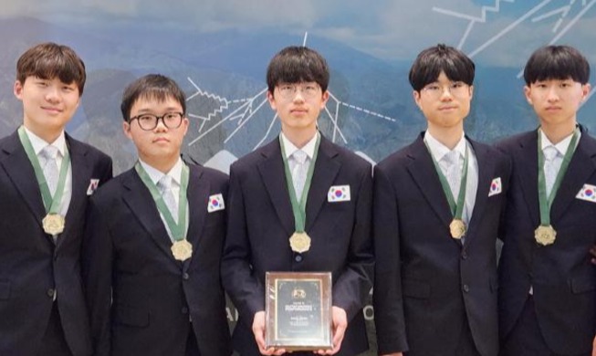 国際物理オリンピックで５人全員が金メダル