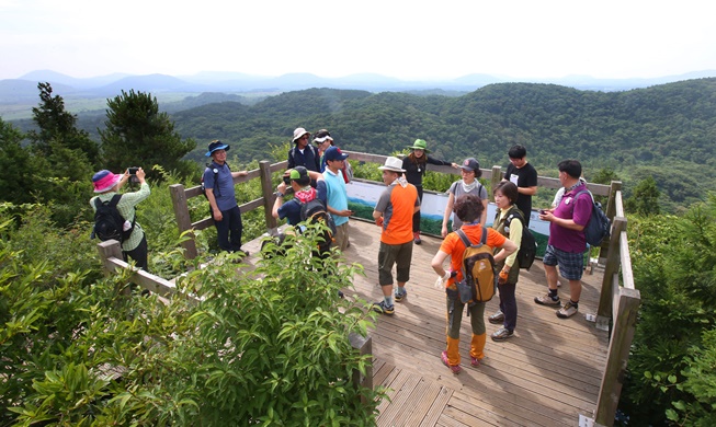 登山者に人気 済州島で山歩き 28日から