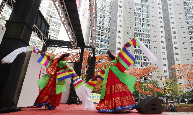 【写真で見る韓国】マンションの前で開かれた韓国伝統舞踊公演