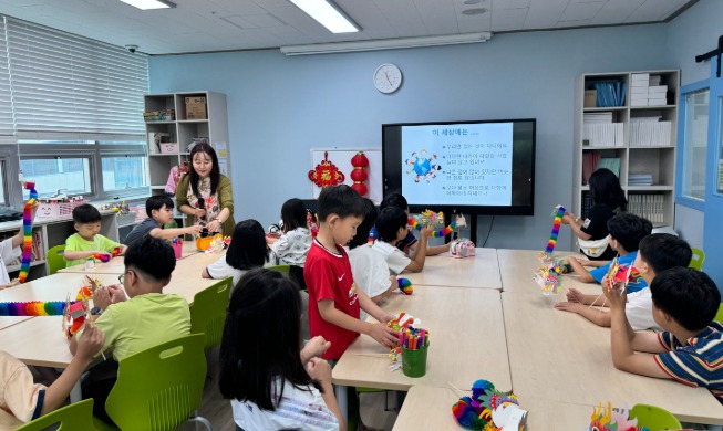 京畿道、未登録移住児童に月１０万ウォンの保育料支援