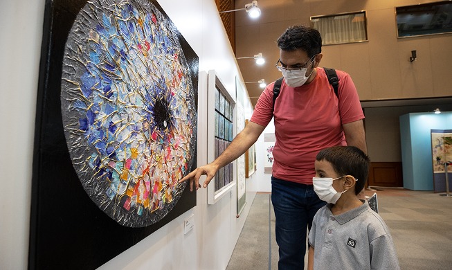 青瓦台の展示を鑑賞する外国人の親子