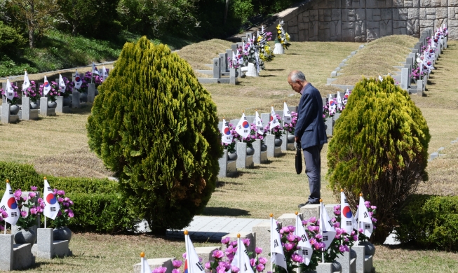 ４・１９民主墓地を訪れた遺族