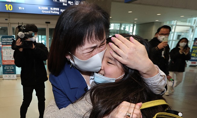 ウクライナから脱出した高麗人少女が入国