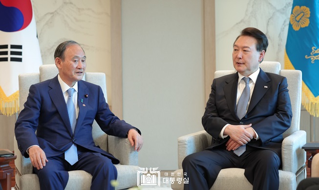 尹大統領、菅前首相と会談　「韓日、大胆な一歩を」
