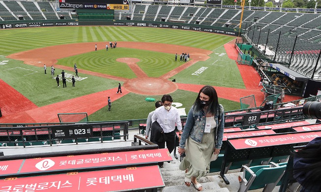 韓国の球場を踏査するMLB事務局