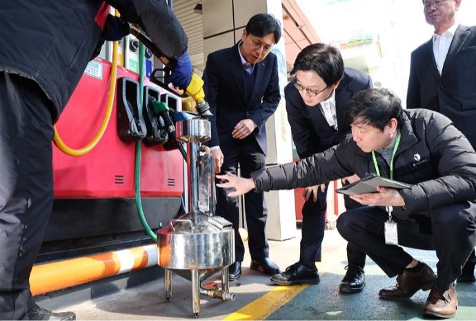 ガソリン計量機を確認する産業通商部長官