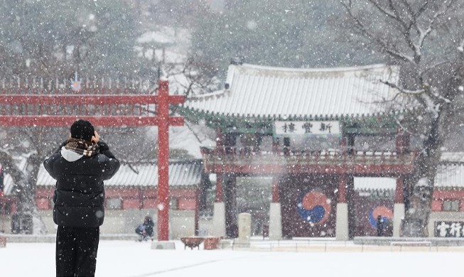雪が降る華城行宮