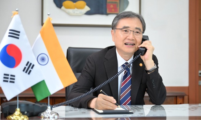 中国、インドの外相と通話会談