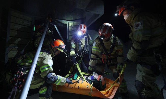 救急患者を救助する韓国の緊急救援隊