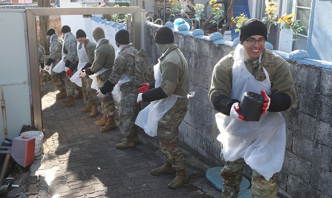 練炭を届けるボランティアを行う在韓米軍